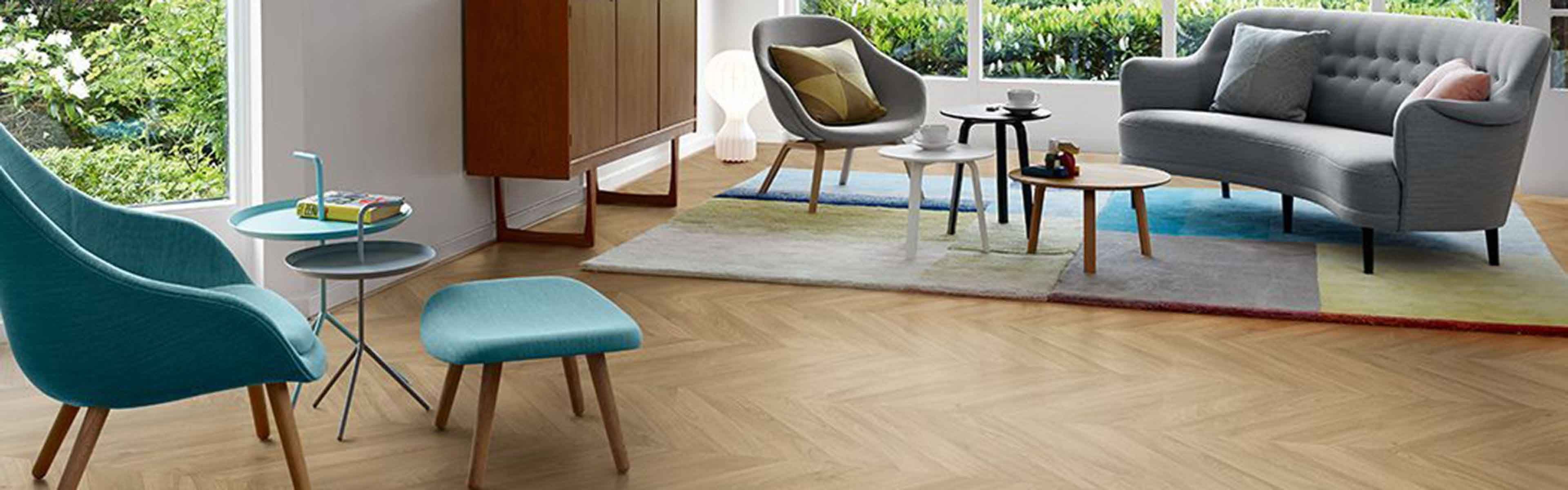 Stue med fiskebeinsmønstret laminat fra Pergo.