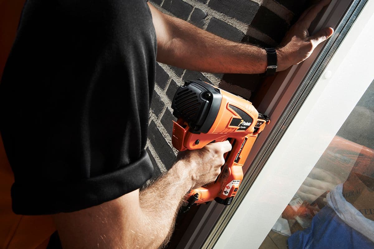 snekker fester karmer med dykkertpistol IM50 fra Paslode