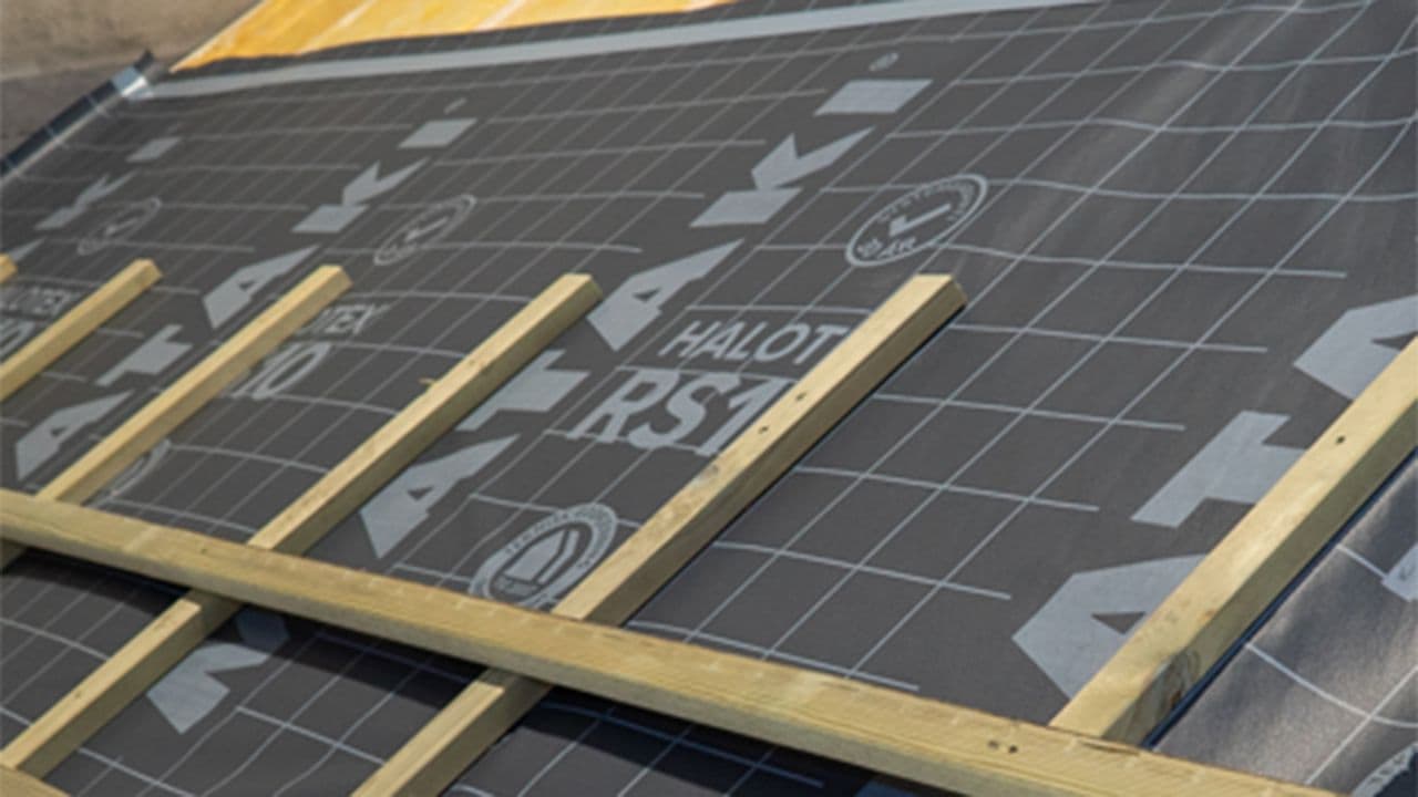 Mataki undertak på hustak.