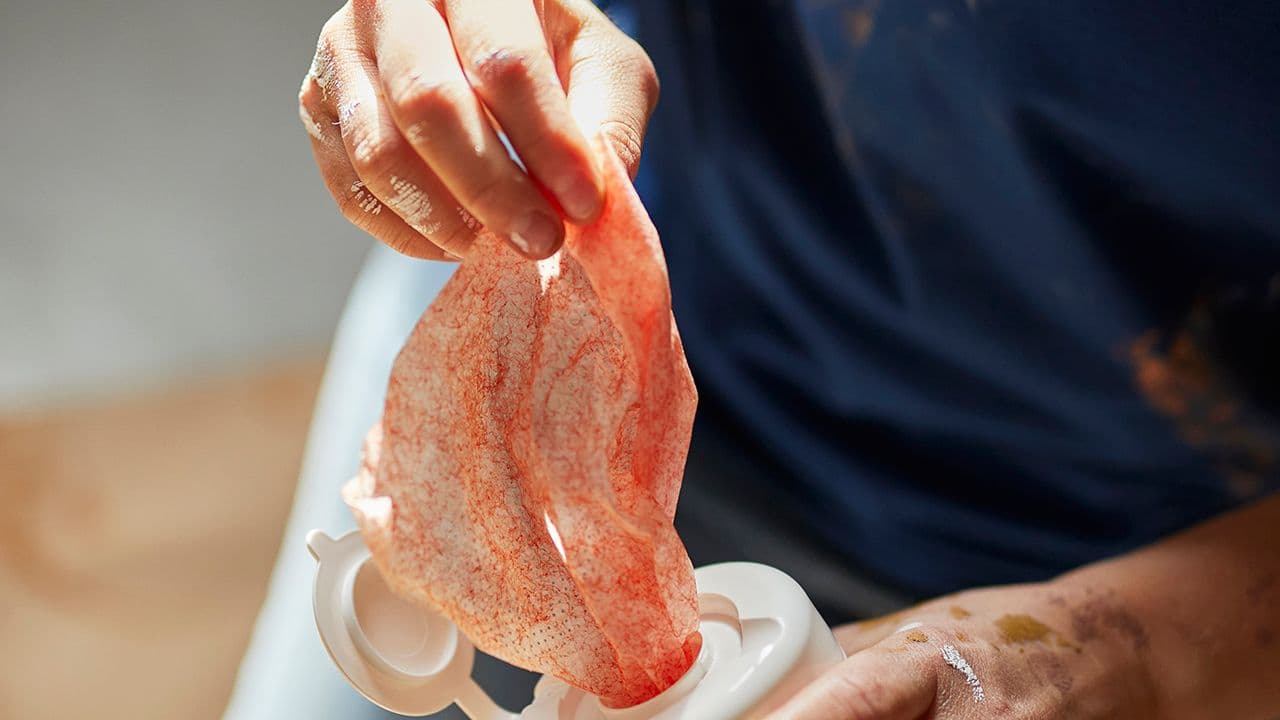 Engangsservietter som dras ut av beholder under malingsjobben.