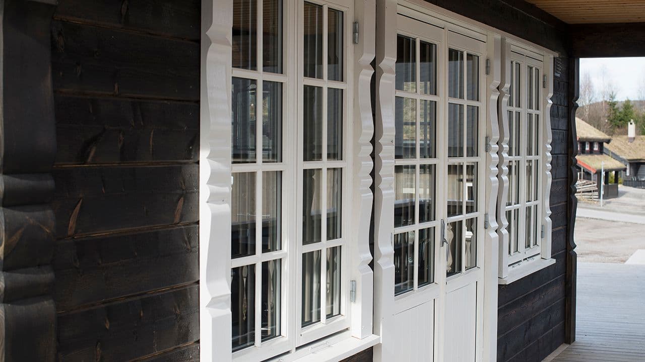 Nærbilde av hyttevinduer med sprosser.