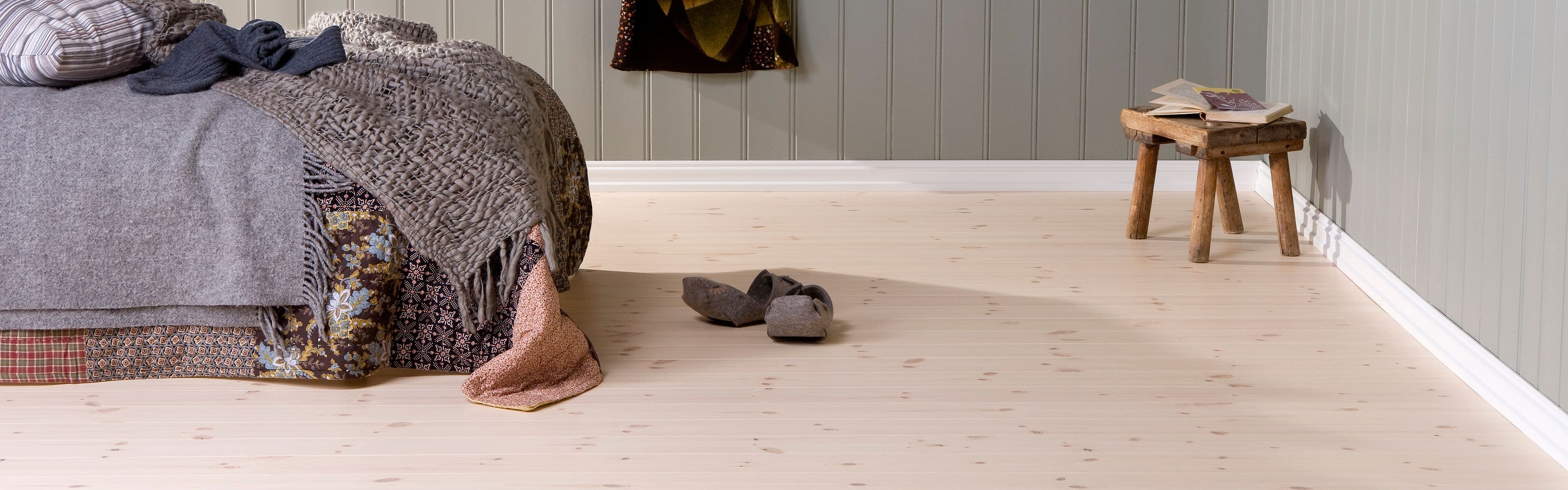 Soverom med furugulv i heltre.