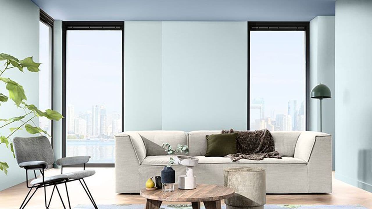 Stue malt i lys mintgrønn farge med lyseblått tak.