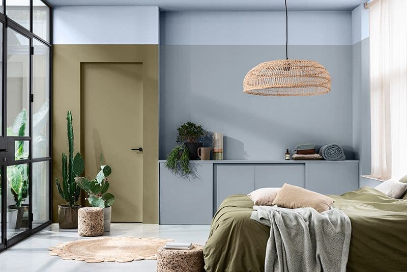 Soverom som er malt blått og grønt.