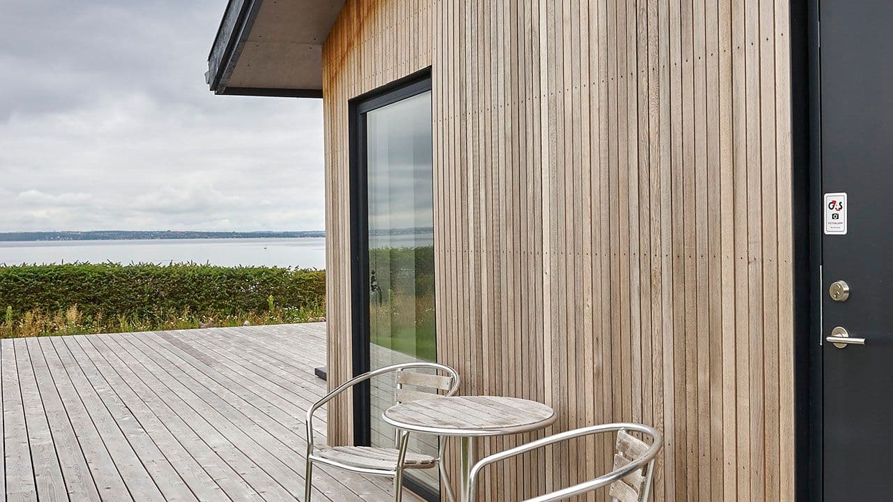 Hus ved sjøen med sedertre kledning.