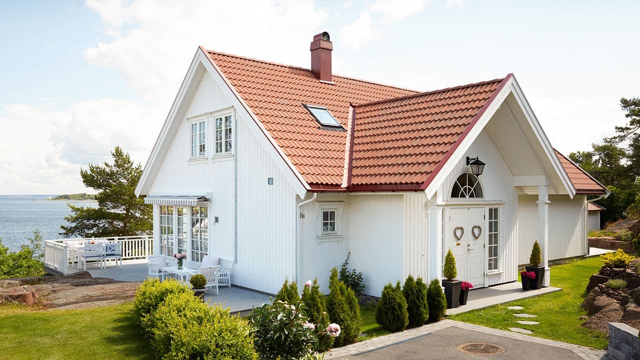 Hus malt med akrylmaling Jotun Optimal OptiWhite i fargen 1001 Egghvit.