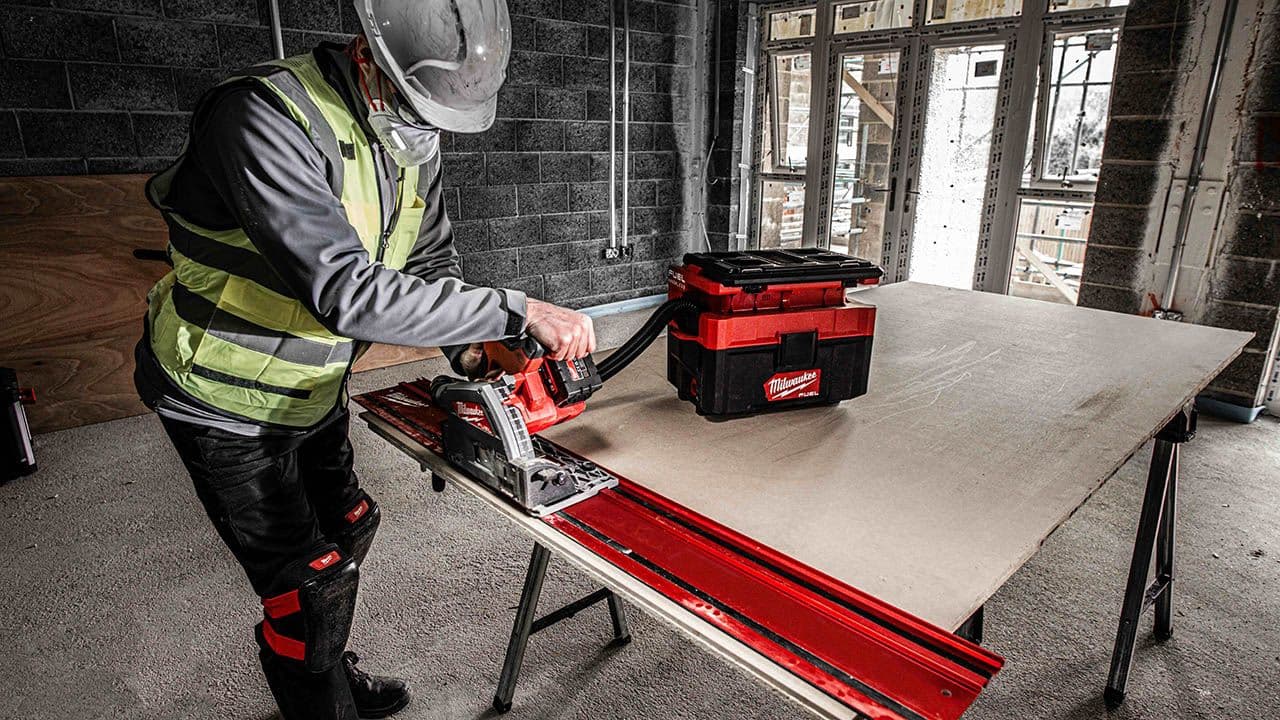 Håndverker som sager bygningsplate.