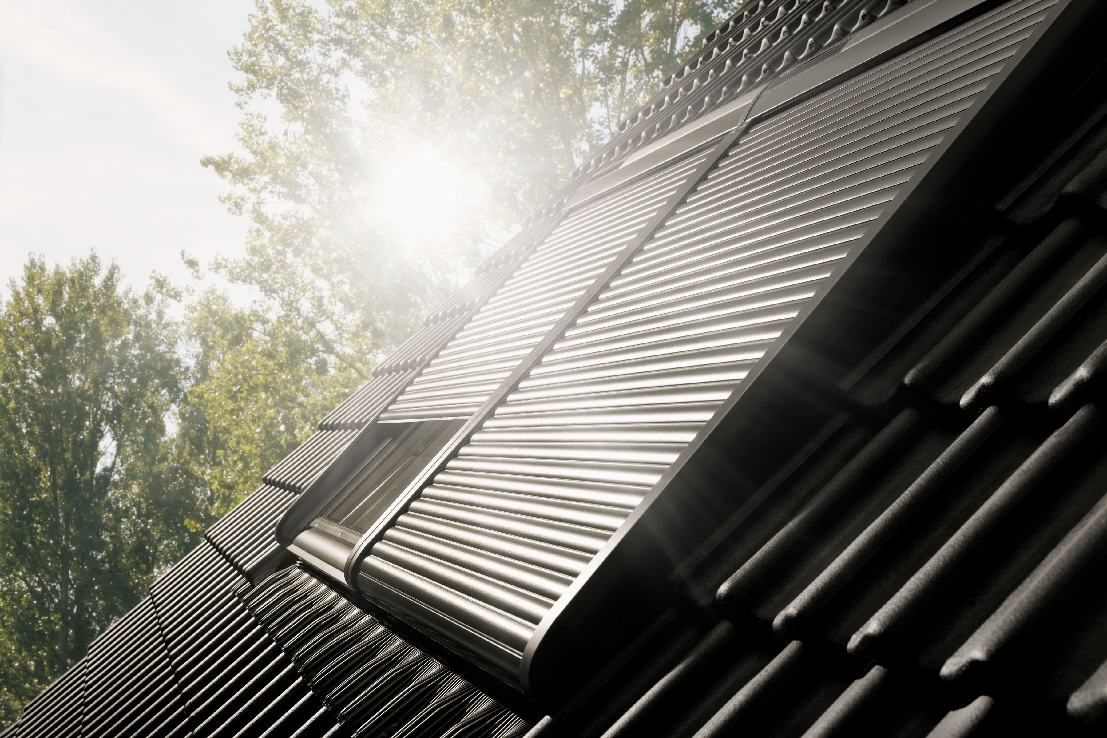 solskjerming av takvindu med rulleskodder