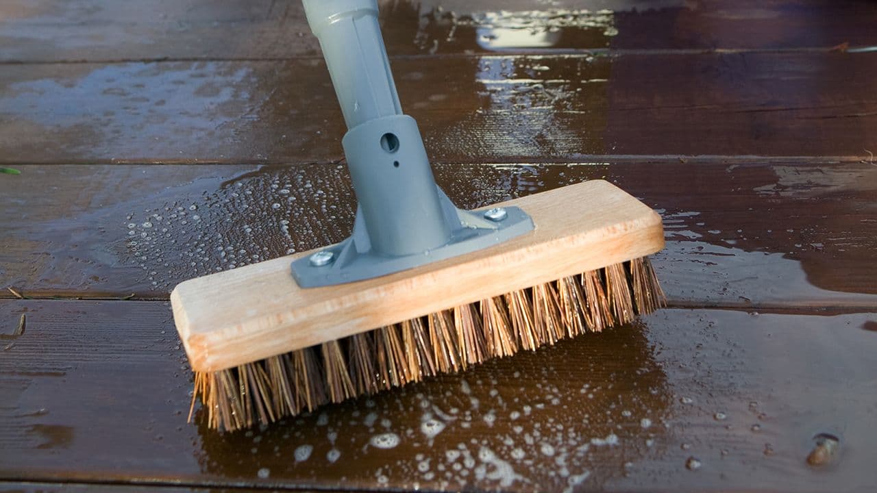 Kost som skrubber terrasse.