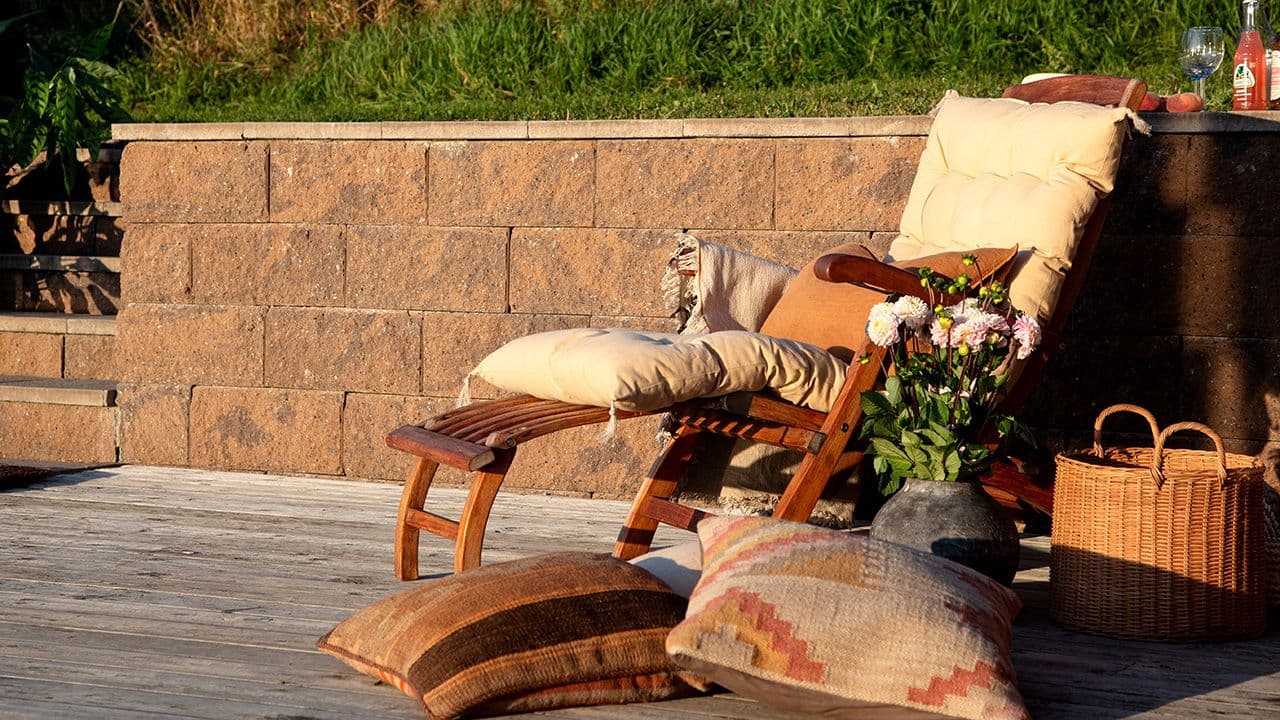 Asak Miljøstein støttemur, steinheller og trapp i gyllen farge.