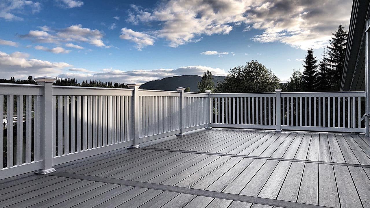 Rekkverk til terrasse i PVC.