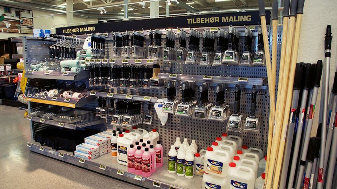 Rad med utstyr til beis eller maling i butikk hos XL-BYGG.