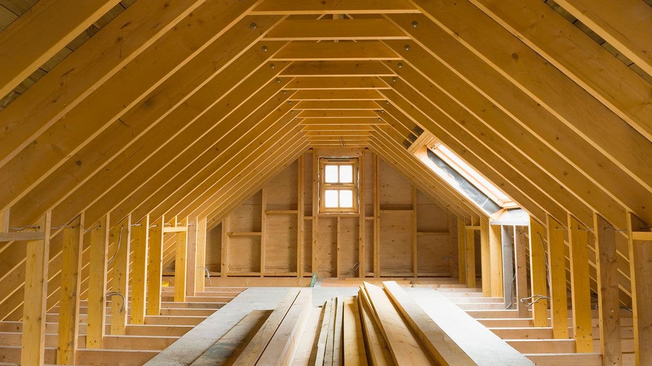 Et tomt loft hvor det skal inn isolasjon for å etterisolere loft.