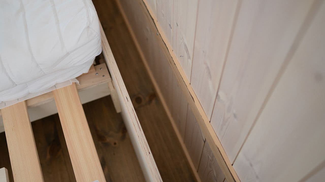 Oppbevaringsløsning i fotenden av en dobbelseng.