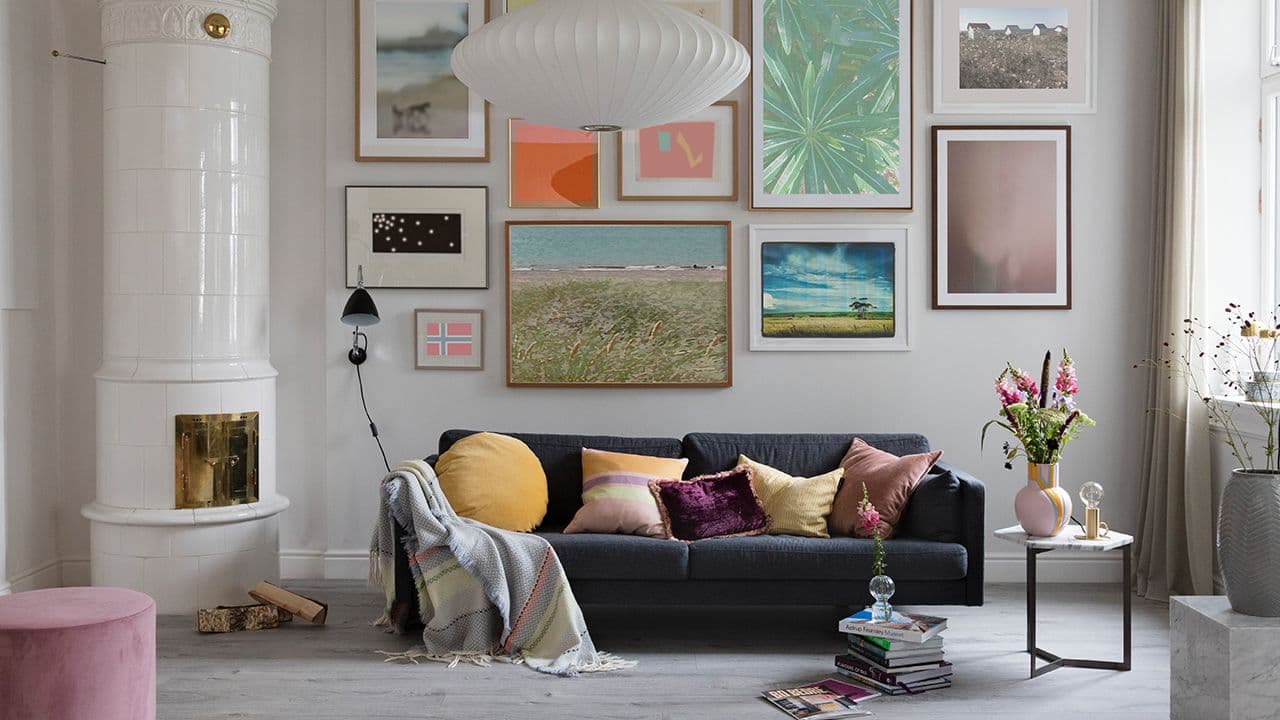 Stue med vegg og gulv i gråtoner.