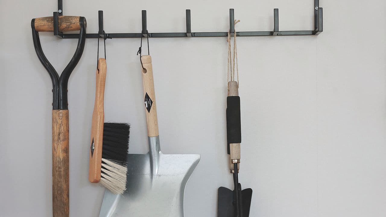 Forestia eliteX veggplate i driftsbygning med knaggrekke med verktøy på.