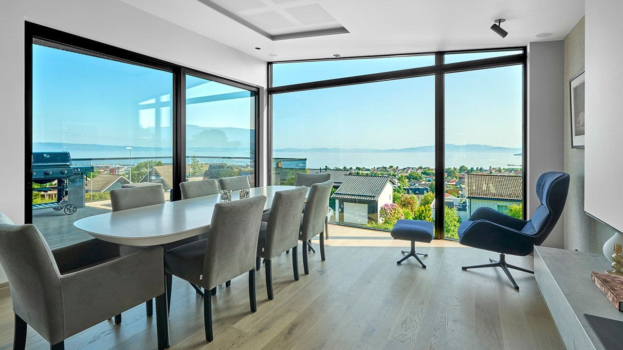 Hvitt moderne hjem med store vindusflater.