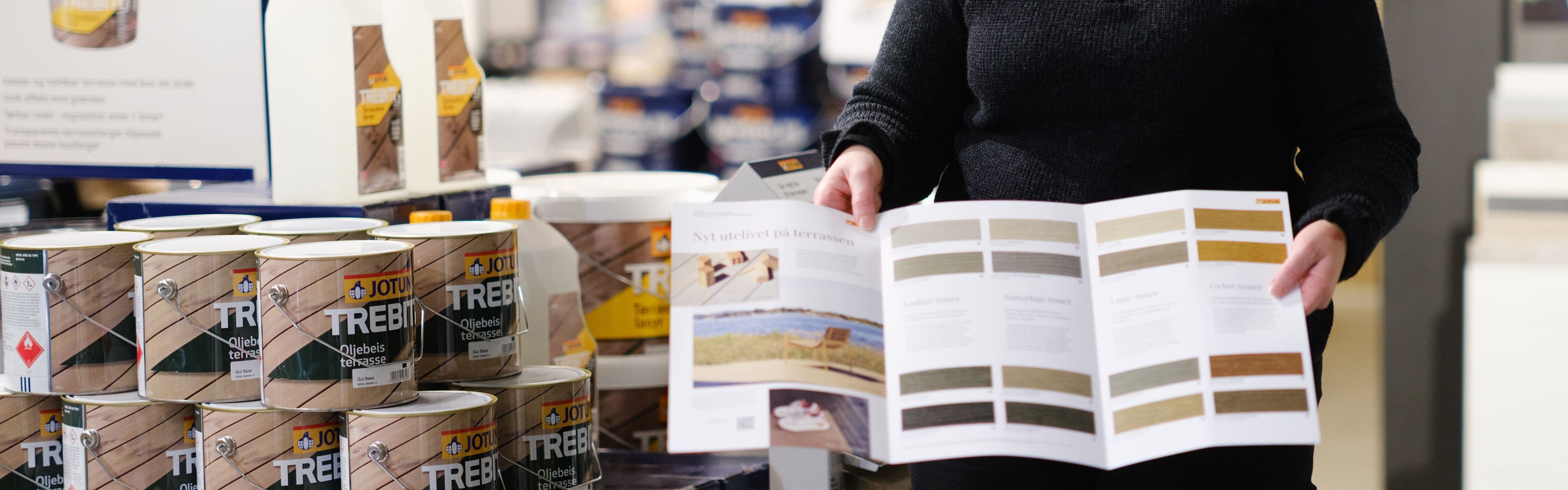 Mamma og datter i sittegruppe på terrasse beiset i Jotun Trebitt Terrassebeis 0683 Sotgrå og levegg i 90001 Fjellbris.