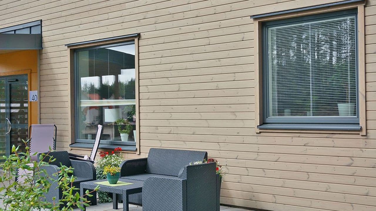 Hus med termofuru kledning.