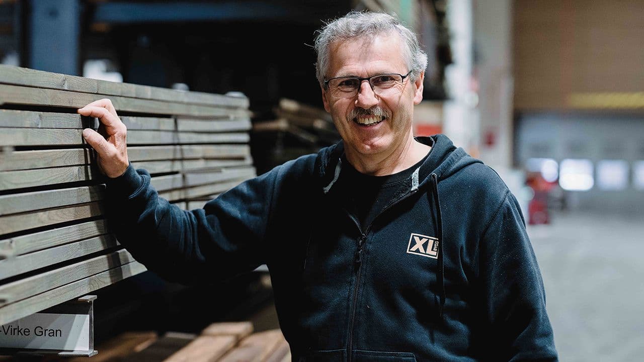 XL-BYGG ansatt Jan-Eddy Narozny står på trelastlageret.