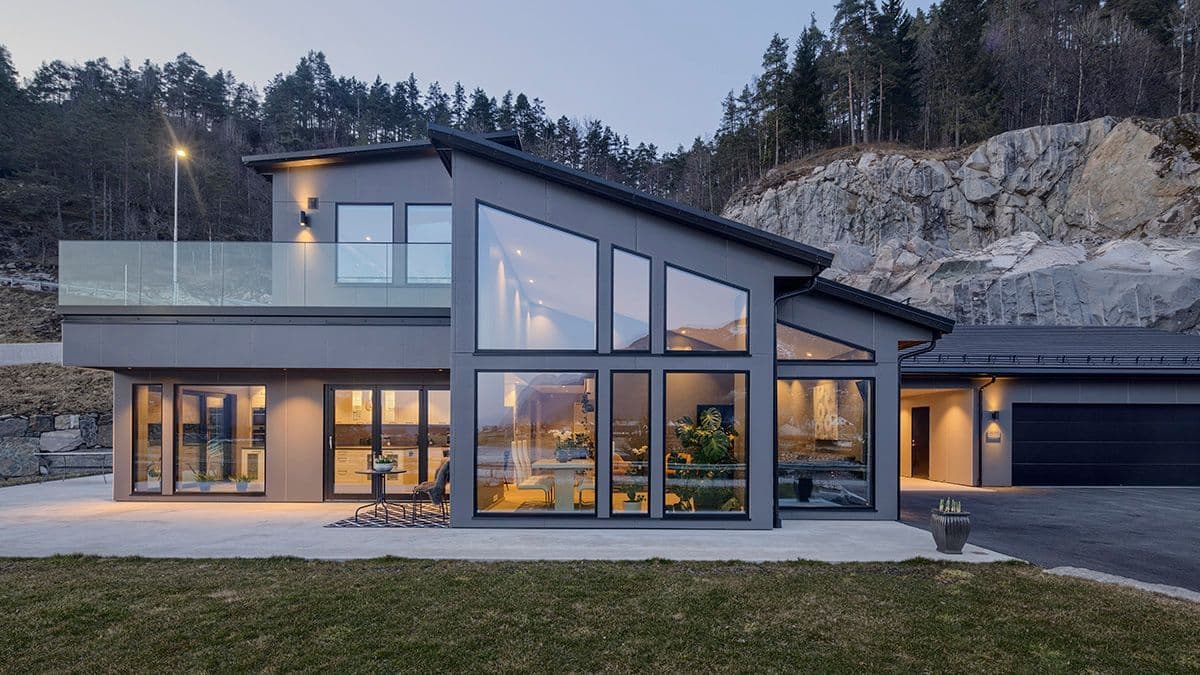 Moderne hus med store vinduer.