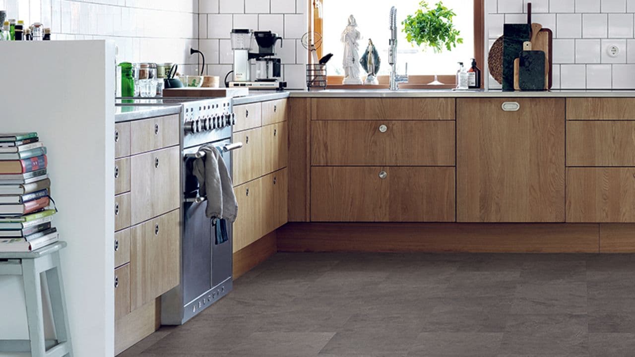 Grått vinylgulv i kjøkken.