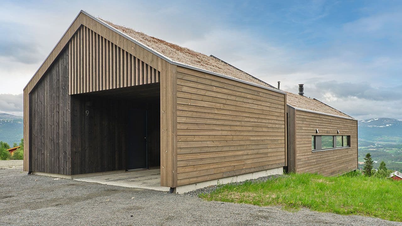 Hus og garasje med royalimpregnert kledning i brun.