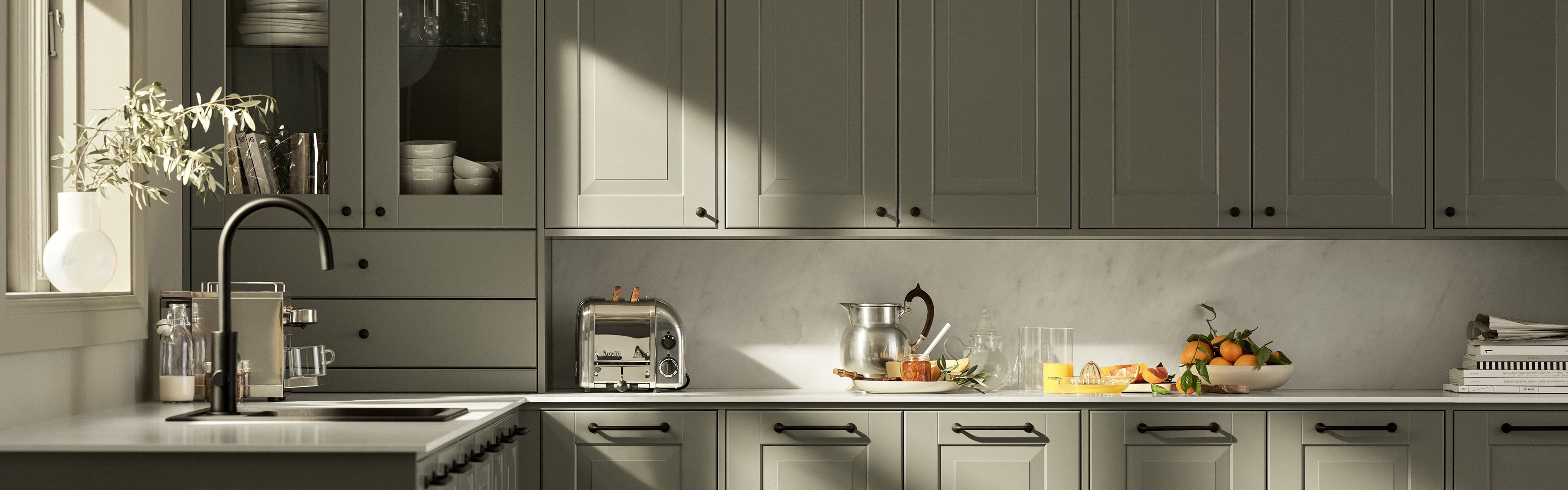 Klassisk kjøkken med profil i dus grønnfarge.