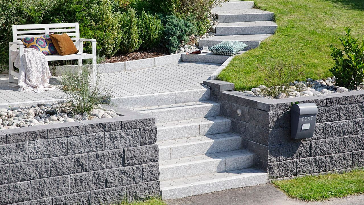 Hage med flere nivåer med hageheller og hagemur.