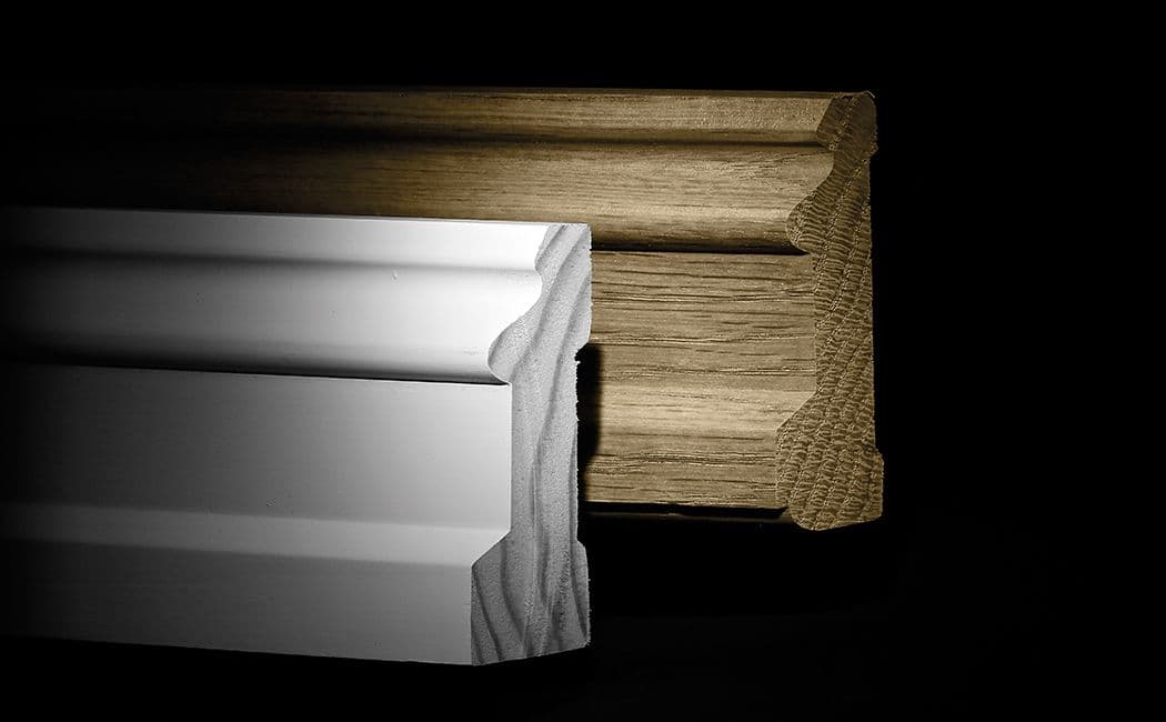 Nærbilde av en list i treverk og en hvitmalt list.