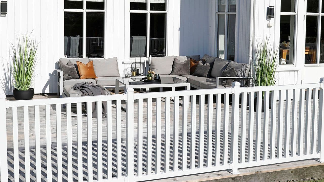 Terrasse med rekkverk i hvit aluminium.