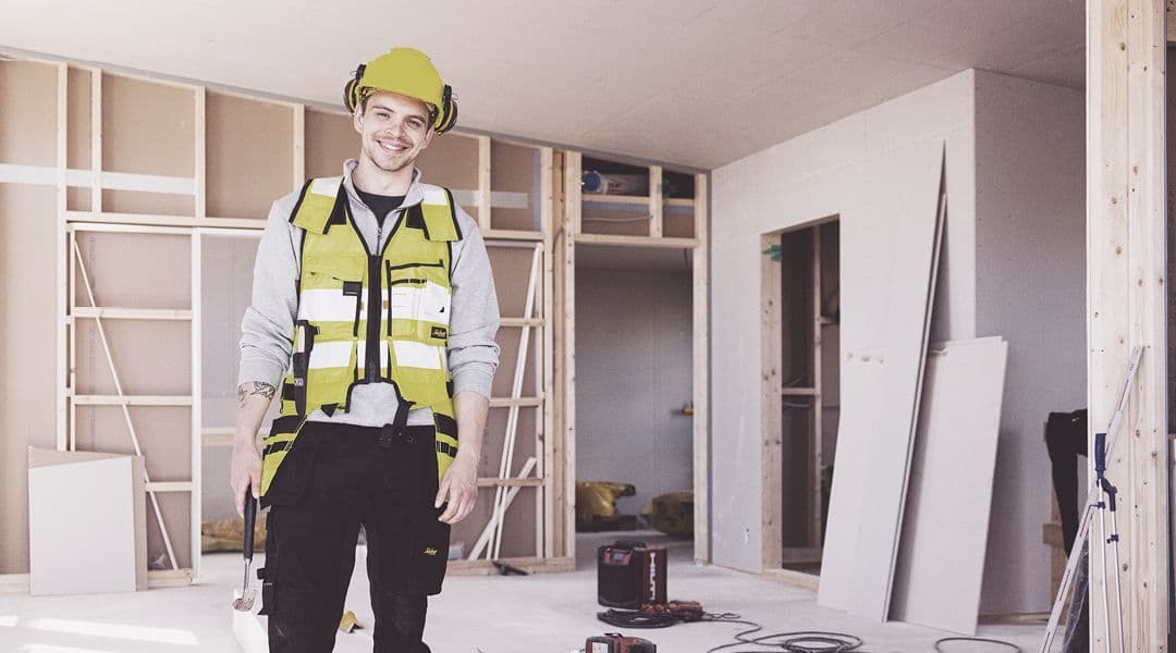 Håndverker i enebolig som bygges.