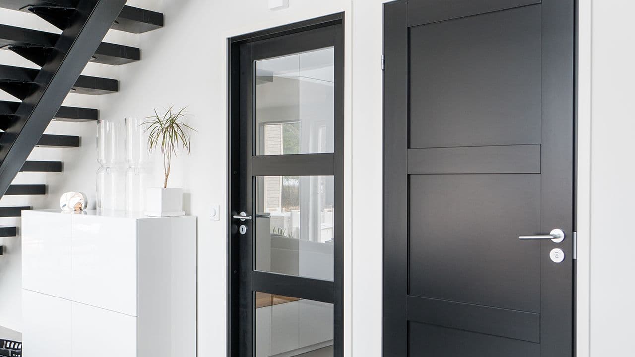 hvitt rom med to sorte innerdører fra Swedoor, den ene med glass