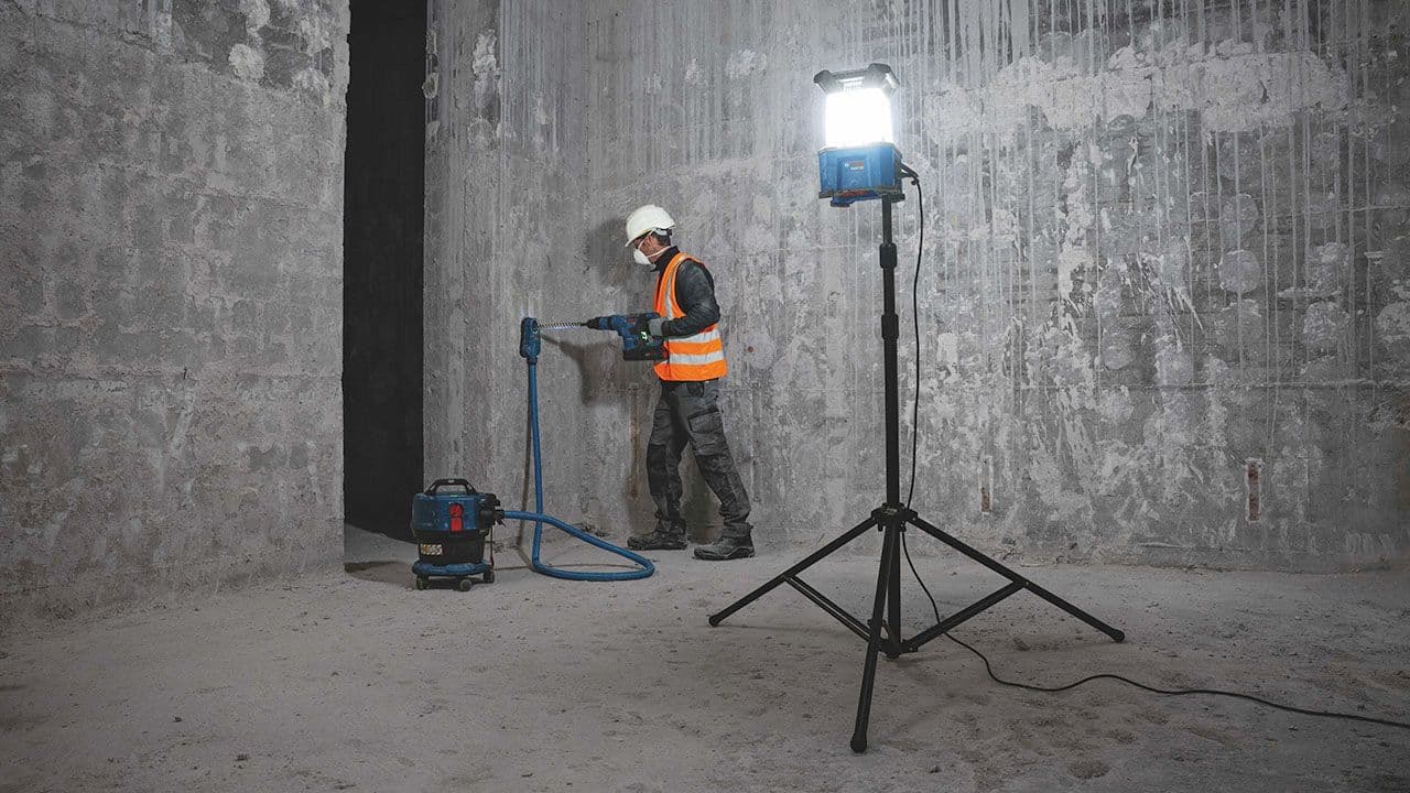 Arbeidslampe på stativ.