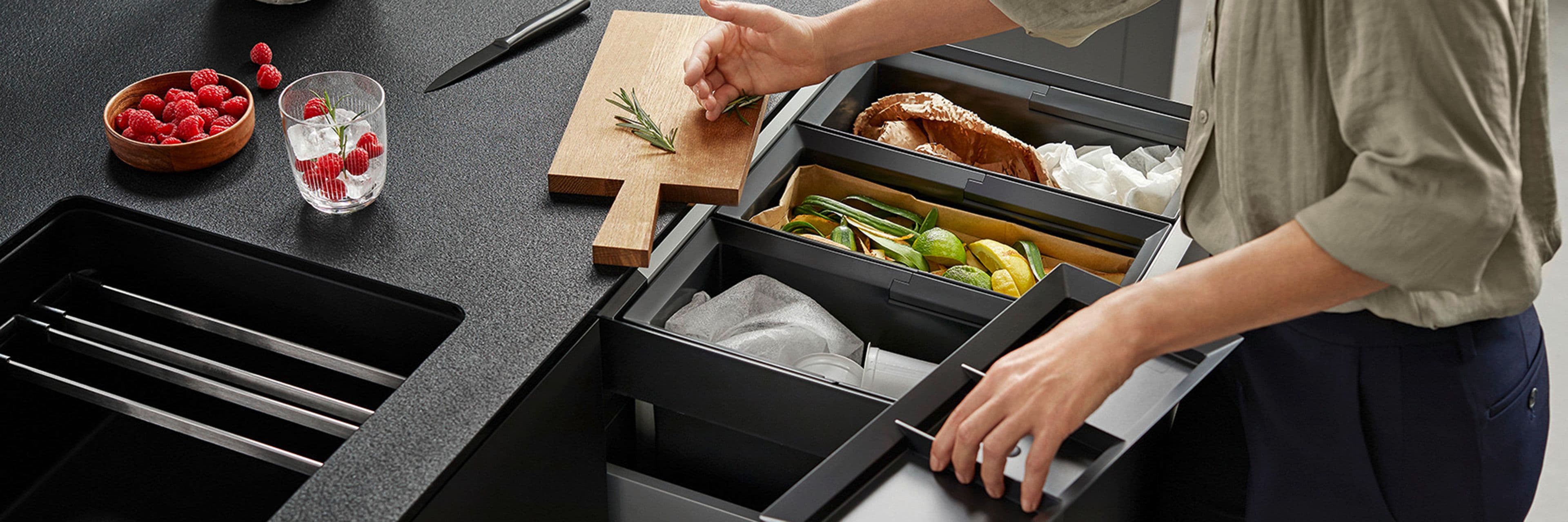 Smart avfallssortering i øverste skuff på kjøkken.