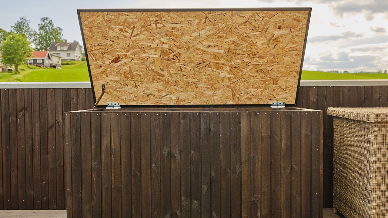 Terrasse med putekasse bygget av lekter.