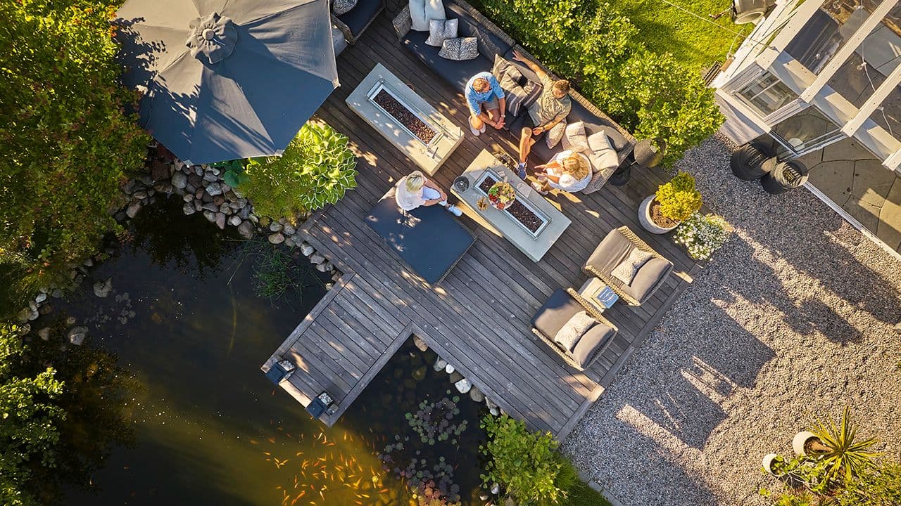 MøreRoyal terrassebord på terrasse ved en dam.