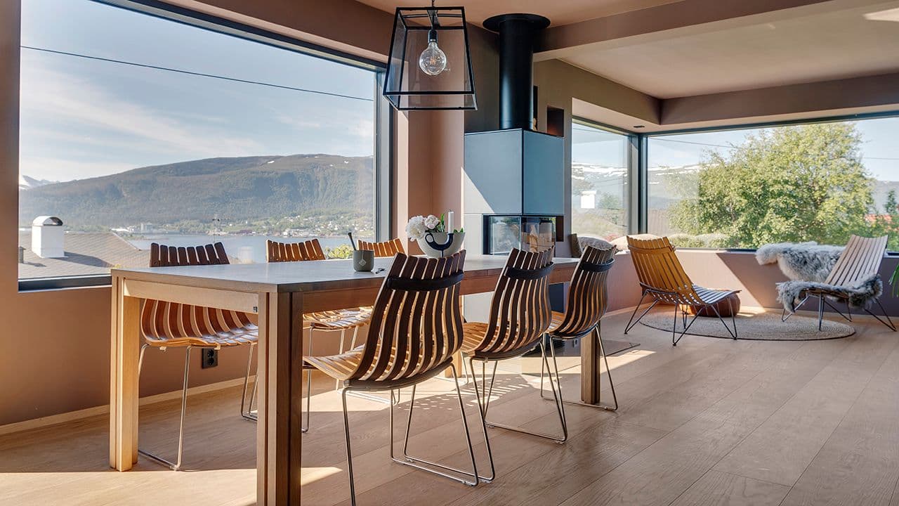 Vinduer med aluminiumskledning i moderne spisestue med peis.