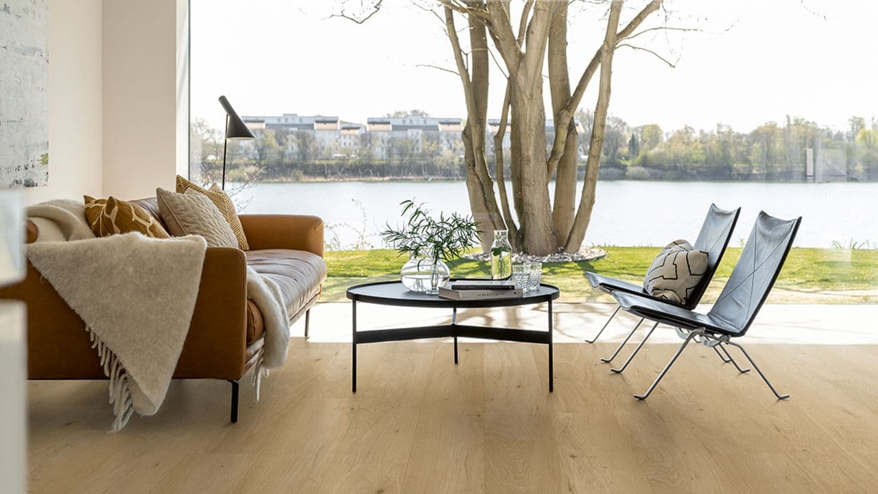 Trondheim laminatgulv fra Pergo i stue med stor vindusflate.