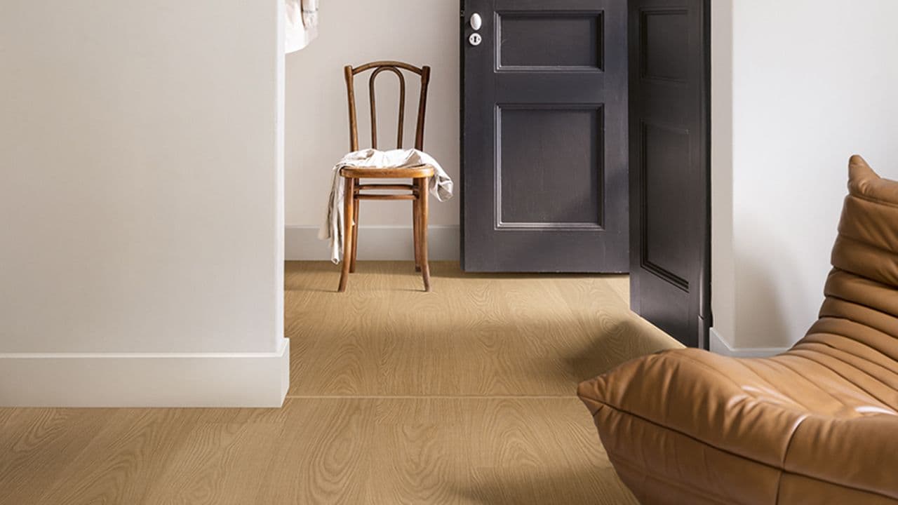 Entré og stue med vinylgulv med gyllent treverk.