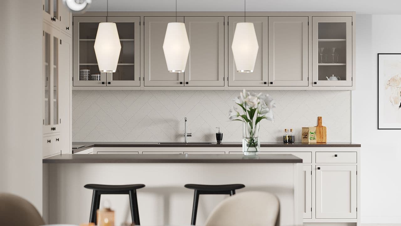 Kjøkken med overskap og veggplater over kjøkkenbenk.