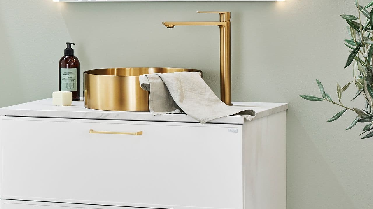 Hyttebad med servantl, blandebatteri og håndtak i messing.