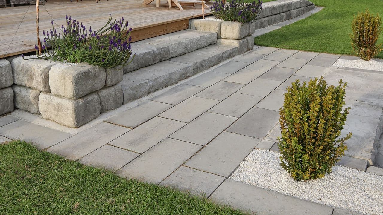 Terrassehelle betonghelle som gangsti ved trapp i hage.