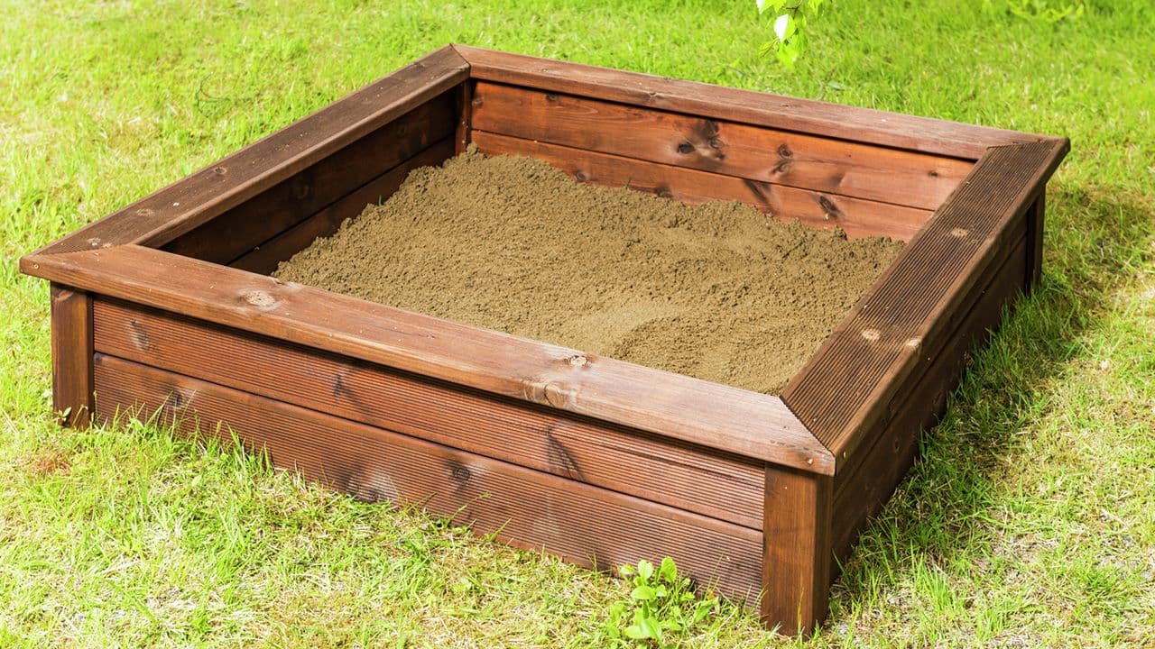 Bygge sandkasse i hage.