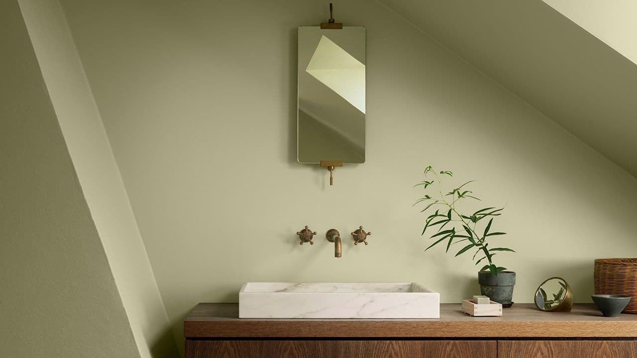 Bad malt med våtromsmaling LADY Aqua matt i fargen 8596 Sunny Green og servant i marmor.