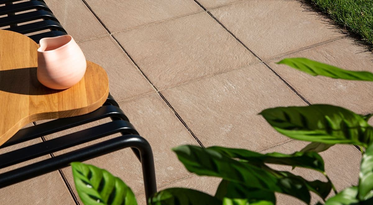 Uteplass med nougatfargede steinheller fra Asak.