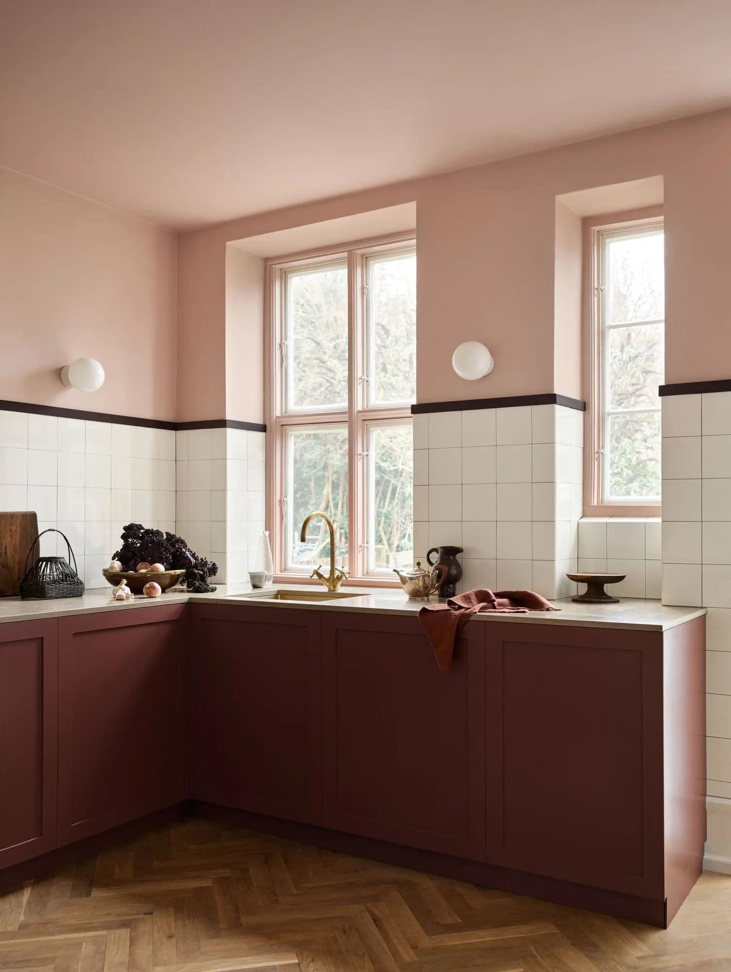 Kombiner den gylne rosa Jotun 20362 Pink Ambience med dype rødtoner som Jotun 2951 Sophisticated Red og Jotun 2149.