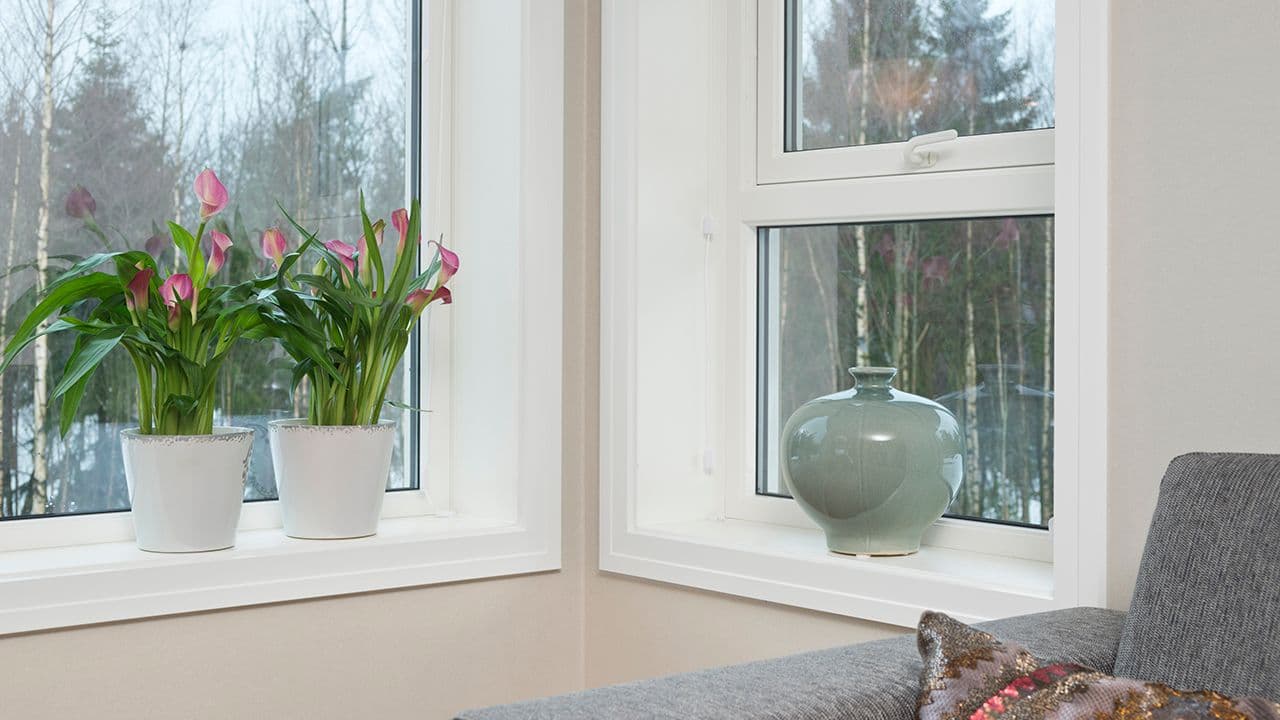 Vindu med moderne profilerte lister.