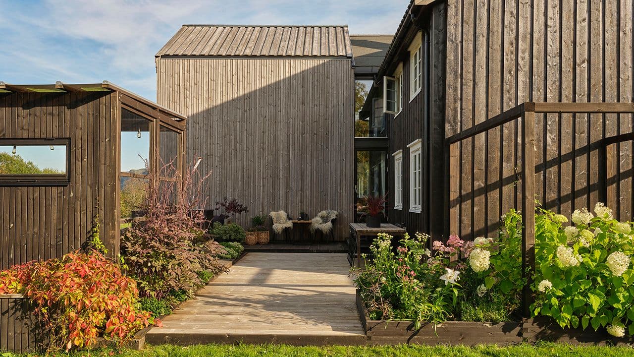 Hage delt inn i soner med pergola og overbygd terrasse.