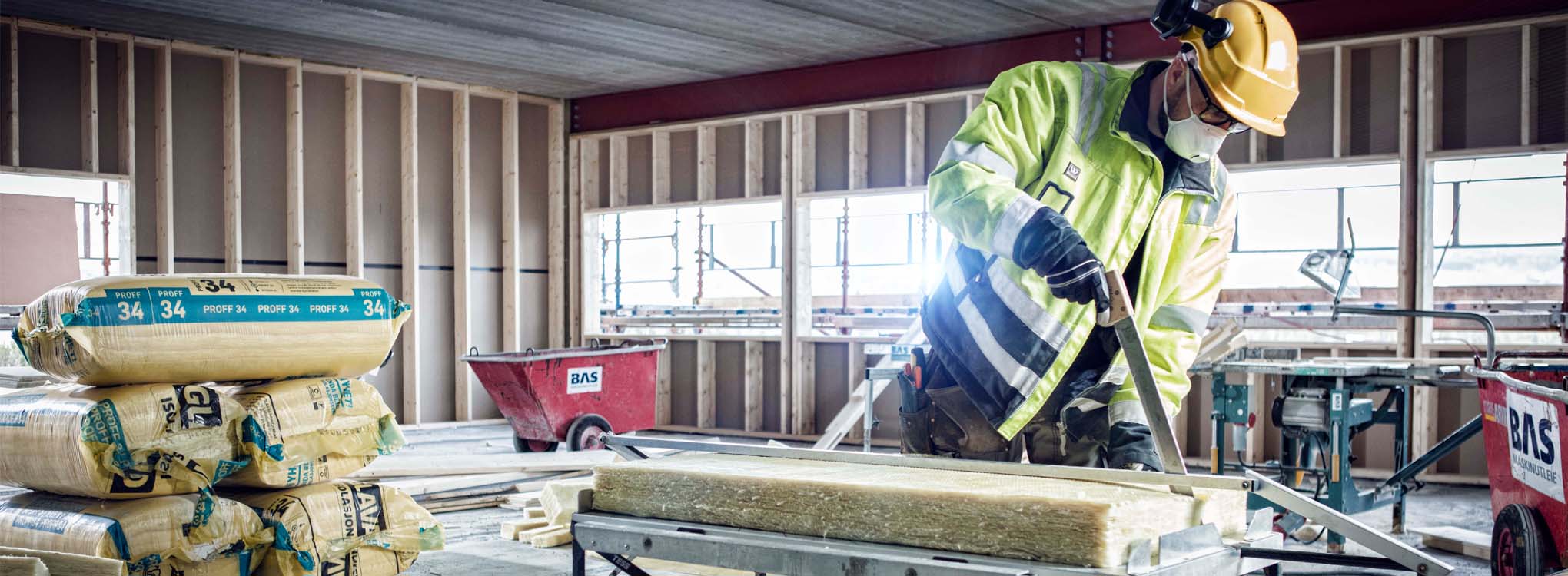 Håndverker osm kutter opp isolasjonsplater.